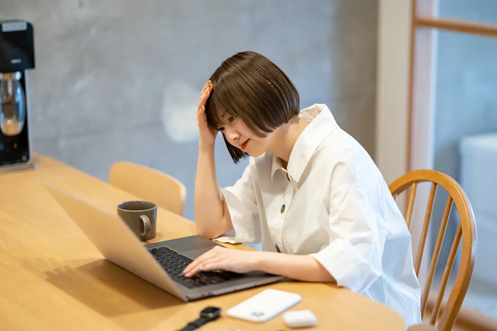 光回線のキャッシュバック内容に注意しているイメージ画像