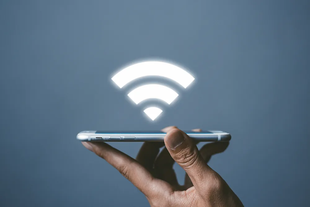 スマホにWi-Fiをつなげているイメージ画像