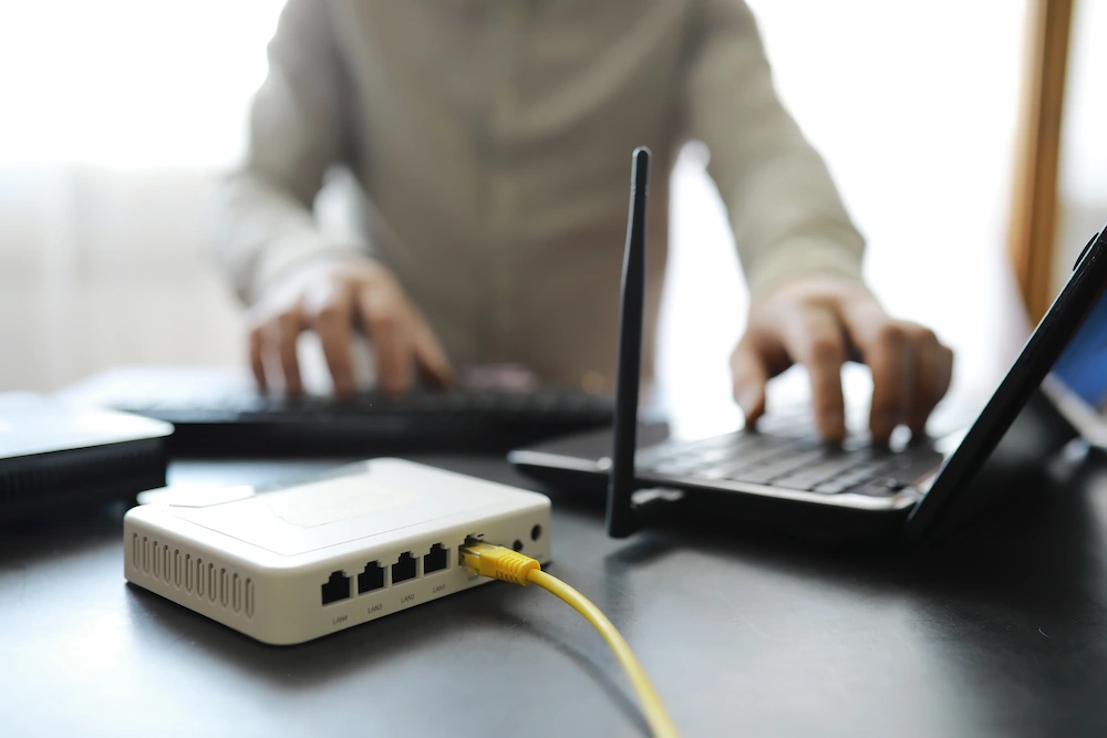 Wi-FiルータのとPCを接続しているイメージ画像