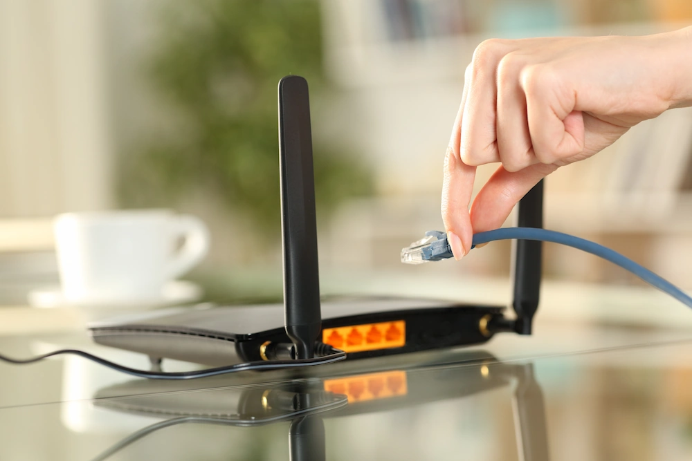 Wi-FiルータにLANケーブルを差し込むイメージ画像