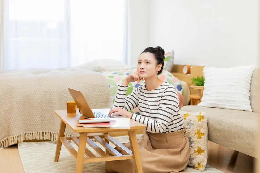 一人暮らしでインターネットを使用しているイメージ画像