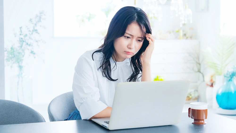 「IPv4」と「IPv6」の違いに悩む人物のイメージ画像