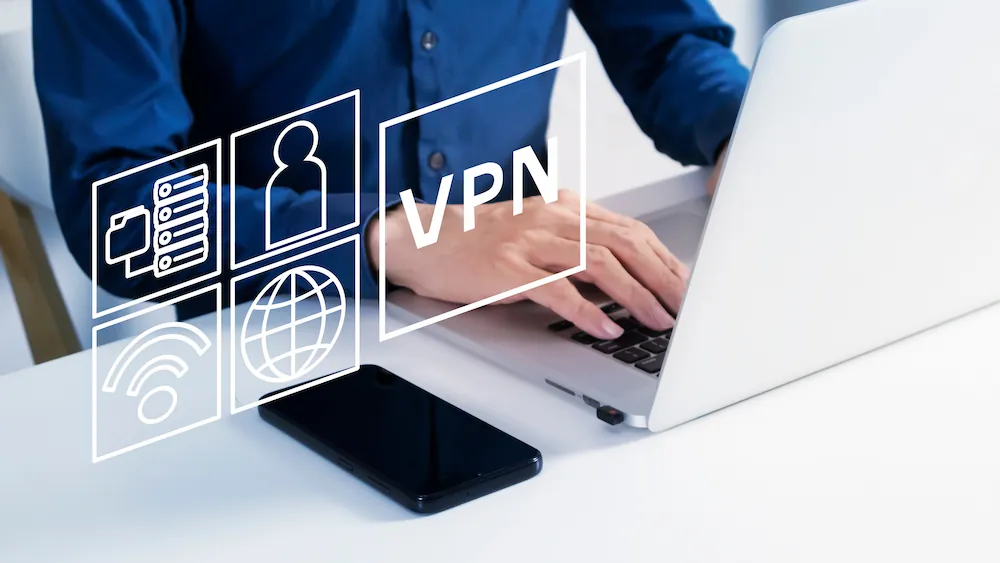 ノートパソコンでVPN接続を利用する男性の画像