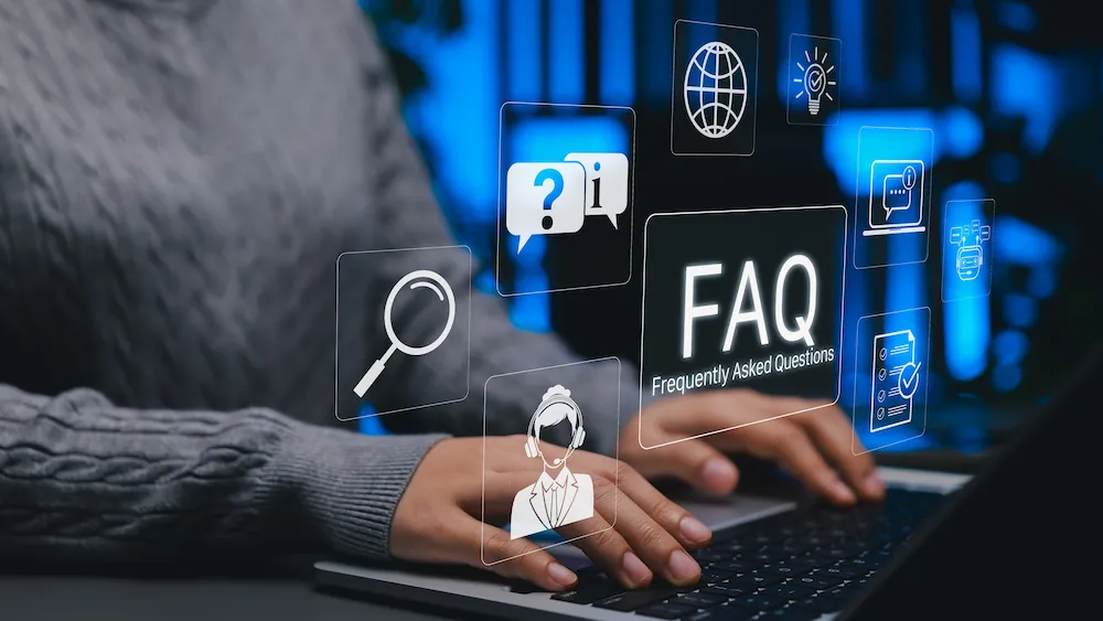 FAQを確認しながら問題解決を行うイメージ画像