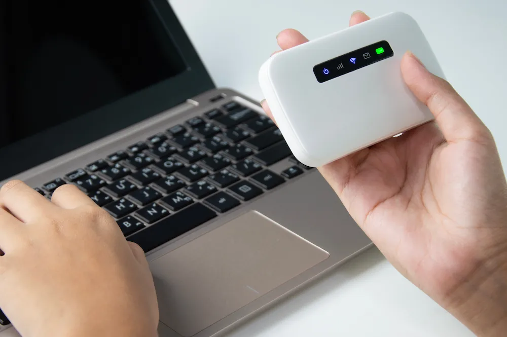 モバイルルータを設定しているイメージ画像