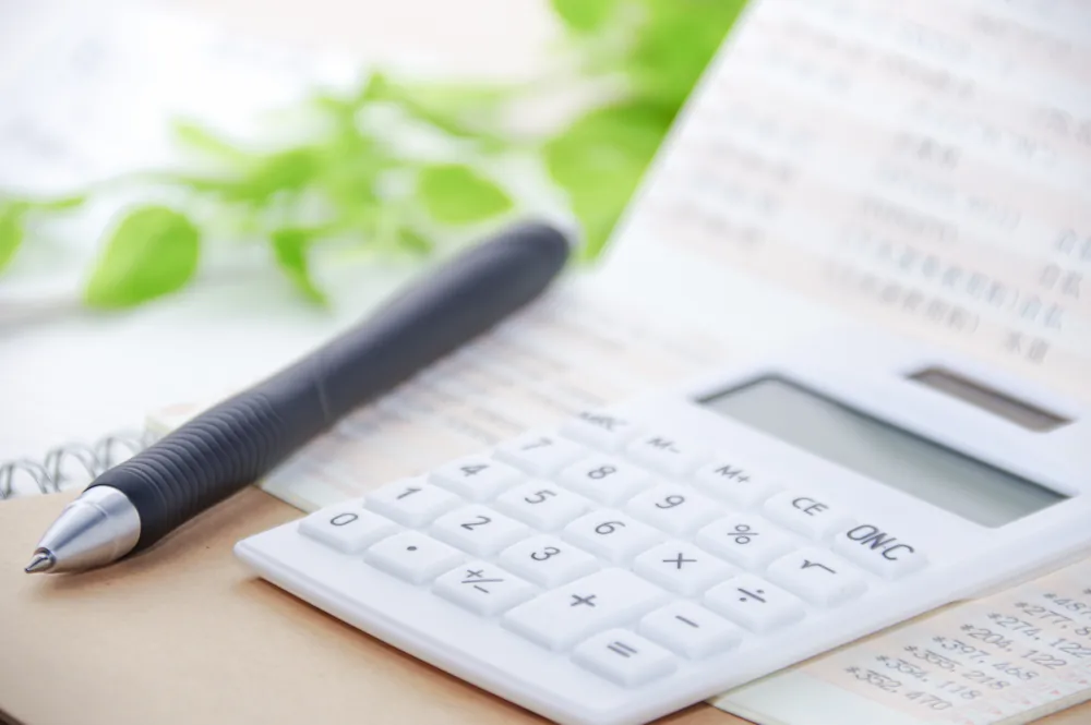 電卓で費用を計算する画像