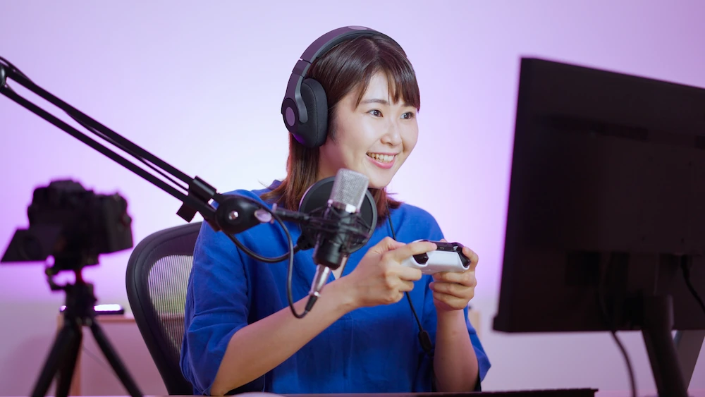 ゲーム実況の動画配信をする女性動画配信者のイメージ