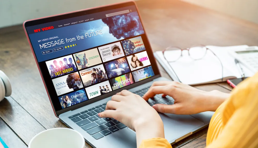 ノートパソコンで動画配信サービスを利用する画像