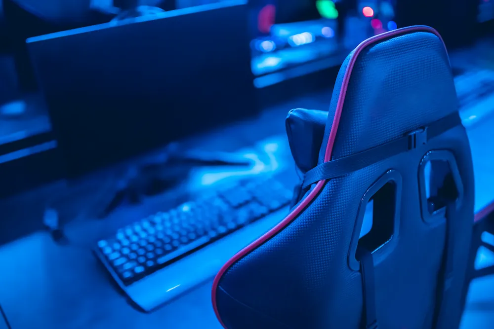オンラインゲームをプレイするためのゲーミング環境のイメージ画像