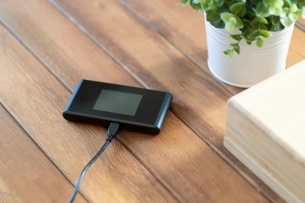 充電をしているモバイルルータのイメージ画像