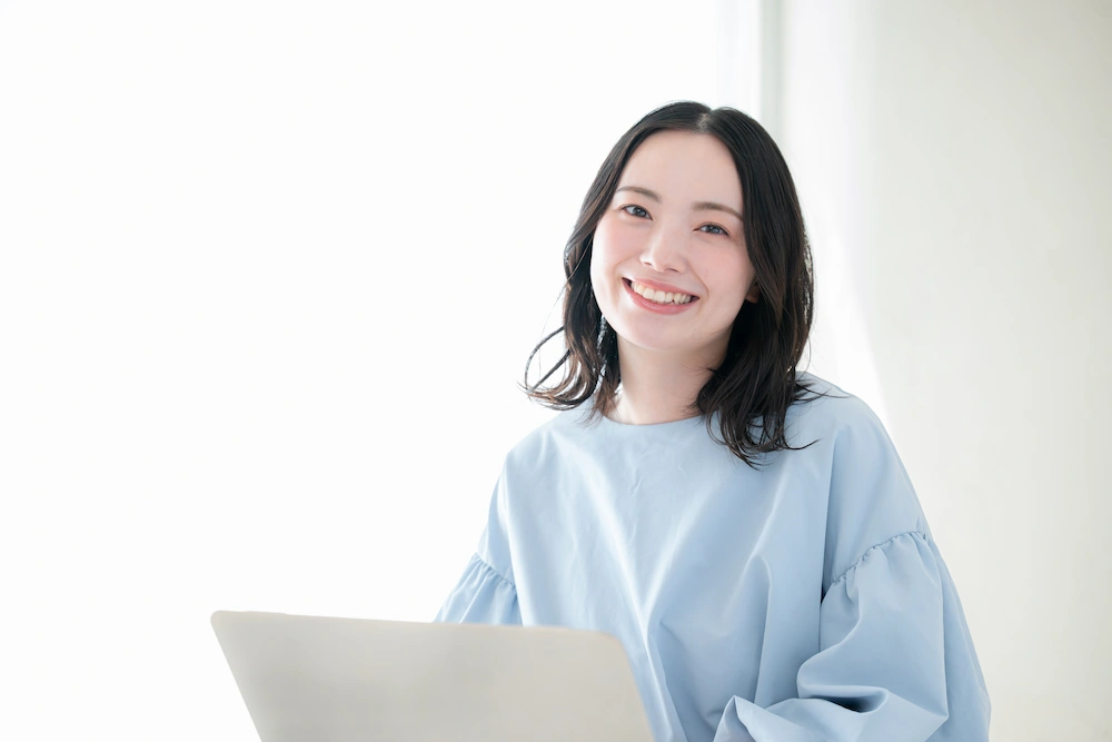 ノートパソコンを操作する女性のイメージ画像