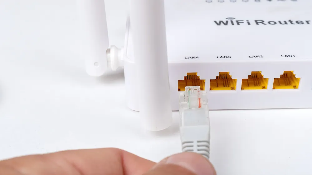 Wi-FiルータのLANポートにLANケーブルを接続するイメージ画像