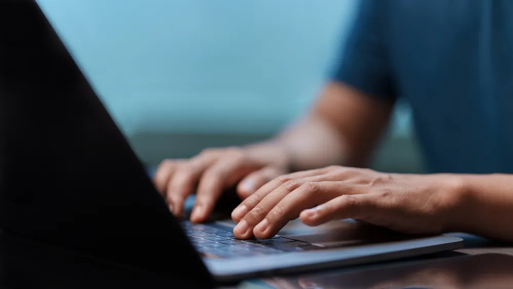 ノートパソコンでインターネットを利用する人のイメージ画像