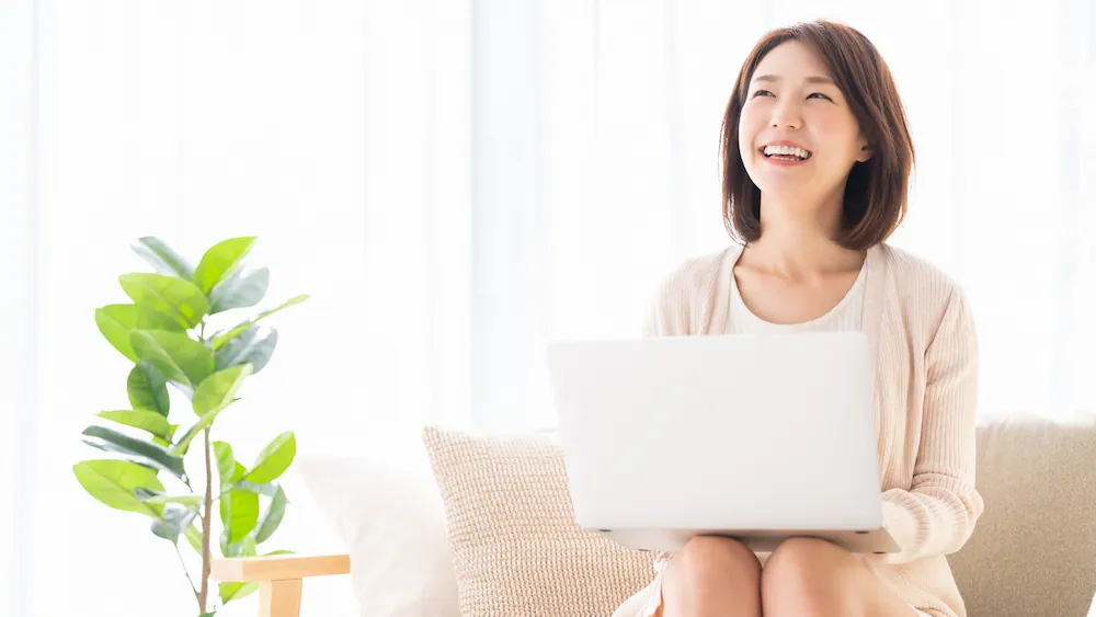 自宅で快適にインターネットを利用する女性のイメージ画像