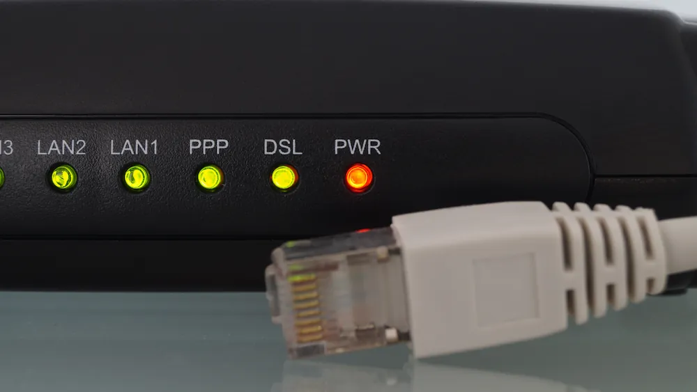 電源ランプが赤点灯したルータのイメージ画像
