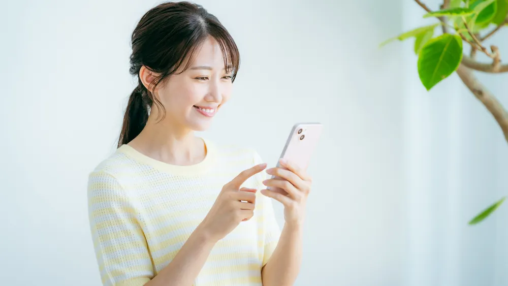 スマートフォンでインターネットを利用する人のイメージ画像