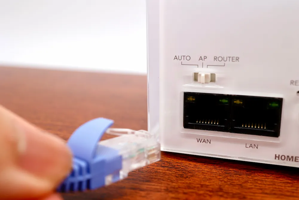 Wi-FiルータにLANケーブルを接続するイメージ画像