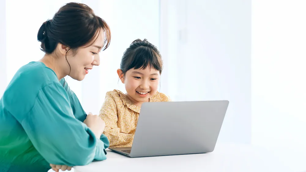 親子でインターネットを楽しむイメージ画像