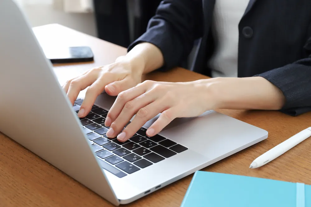 パソコンでインターネットを利用する人のイメージ画像