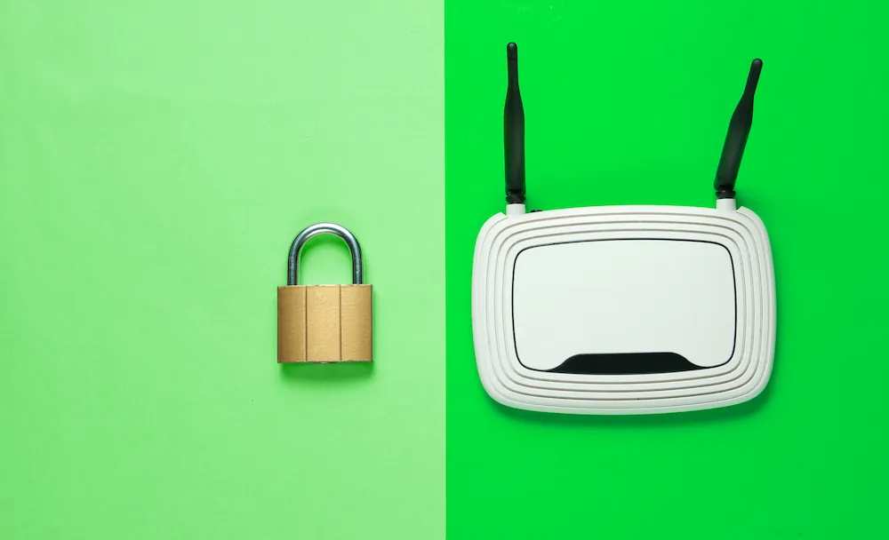 Wi-Fiルータと南京錠でセキュリティ対策を表したイメージ画像