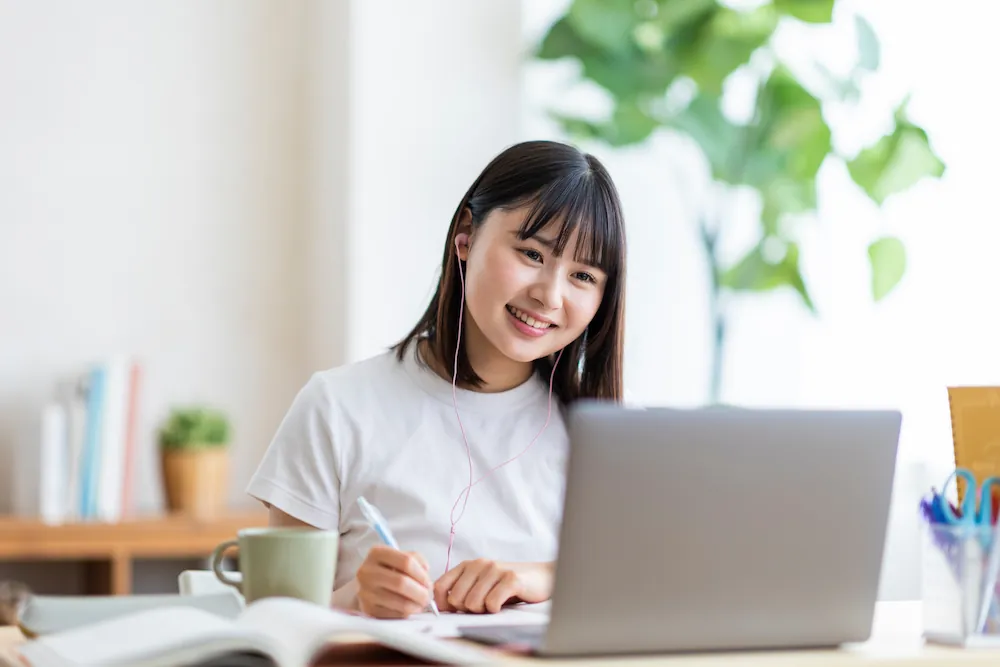 パソコンでインターネットを利用する女性のイメージ画像
