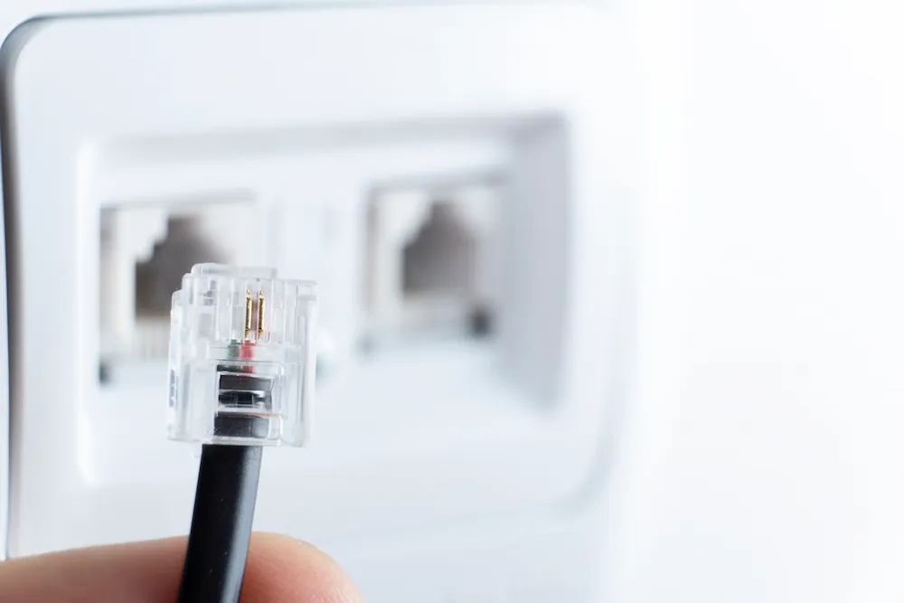 電話線のモジュラープラグを写したイメージ画像