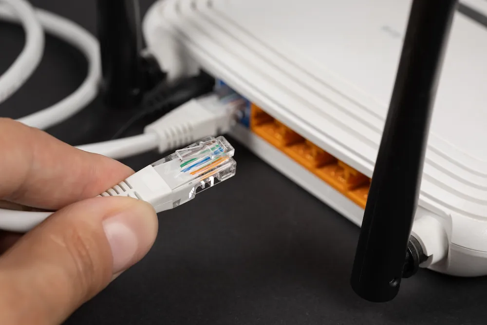 Wi-FiルータのLANポートにLANケーブルを接続するイメージ画像